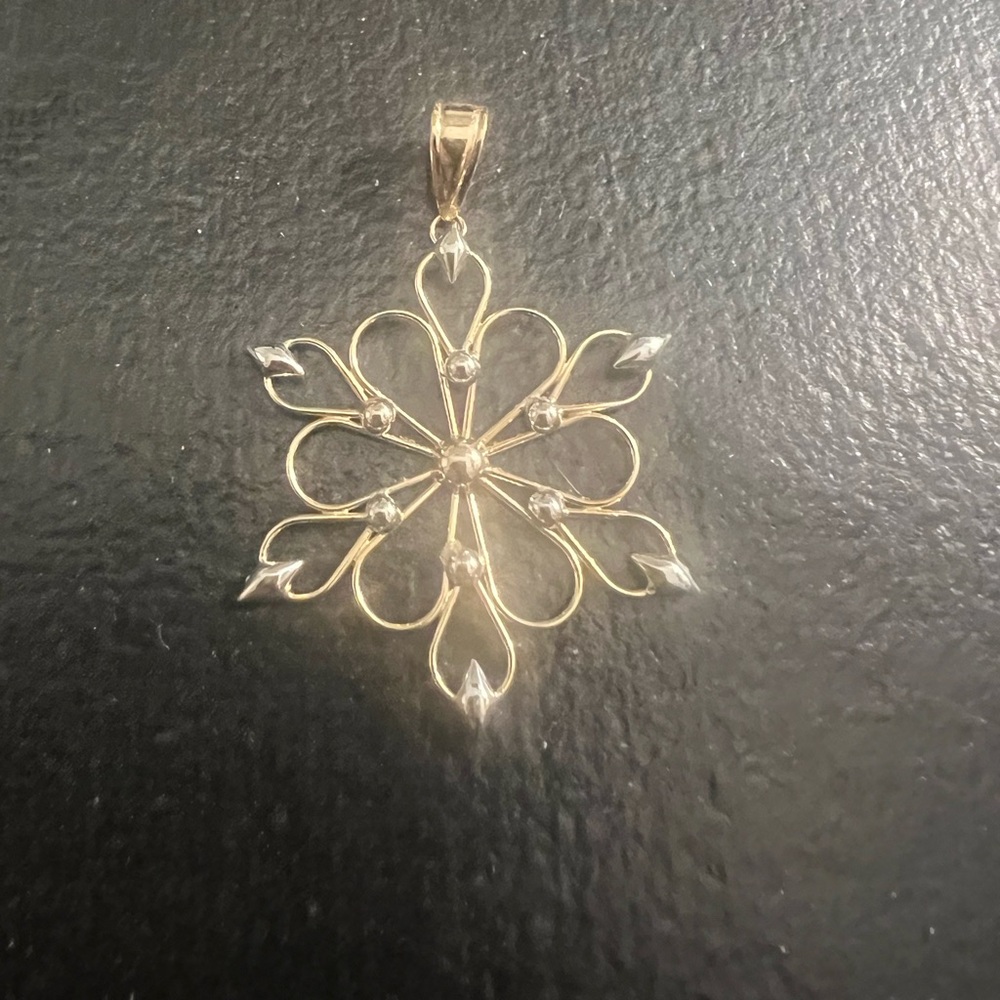 Gold Floral Filigree Pendant Necklace - Elegant Women's Jewelry